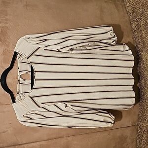 Super stretchy blouse. Fits like a medium.